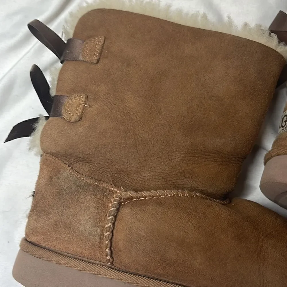 UGG Kids Bailey Bow II Chestnut Short Boots. Size 3.